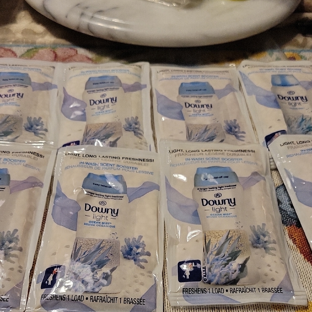 8 Downy Light Laundry Scent Booster Packets Lot